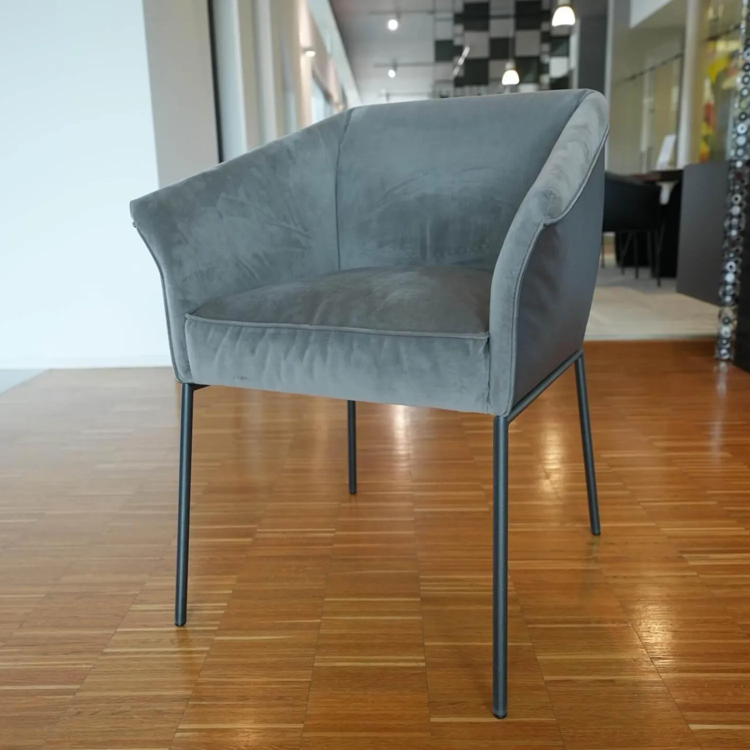 KFF Einzelstühle|Armlehnstuhl Milo Leder Glove Dolphin 451 Stoff Seven Grey 65 Gestell Metall Anthrazit M23