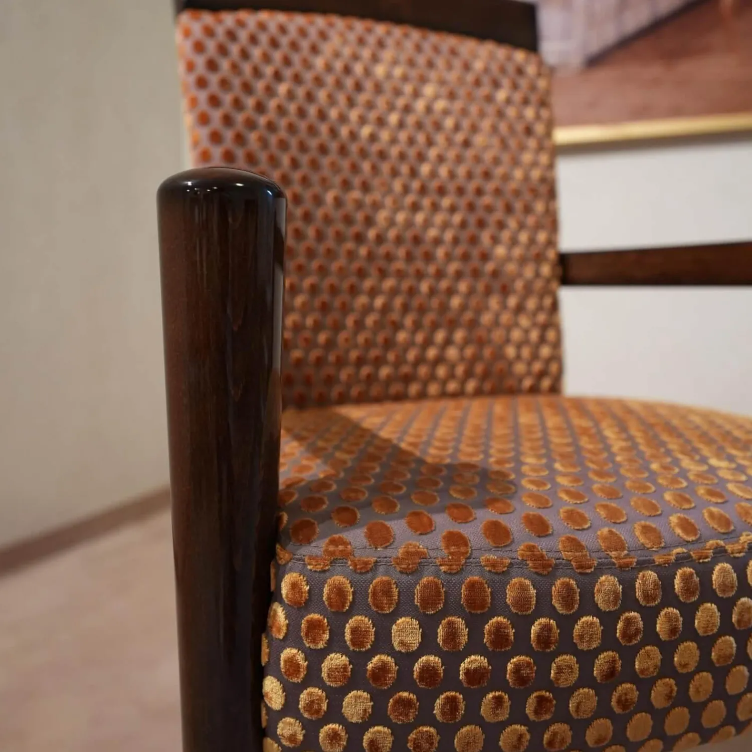 Finkeldei Einzelstühle|Armlehnstuhl Modell Visconti Orly 9620 Stoff Bezug Toul 33 118 Goldgelb Braun Sichtholzgestell Gebeizt und Lackiert