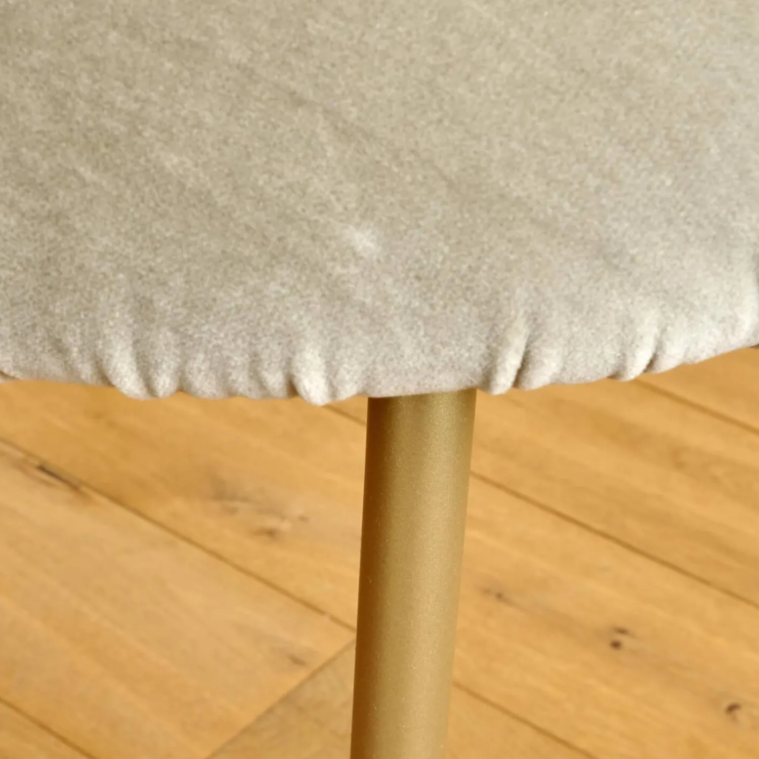 Freifrau Einzelstühle|Armlehnstuhl Ona Bezug Stoff Velour Kvadrat Harald 3 143 Goldbeige Beige Stahlgestell Ona Messing ME021