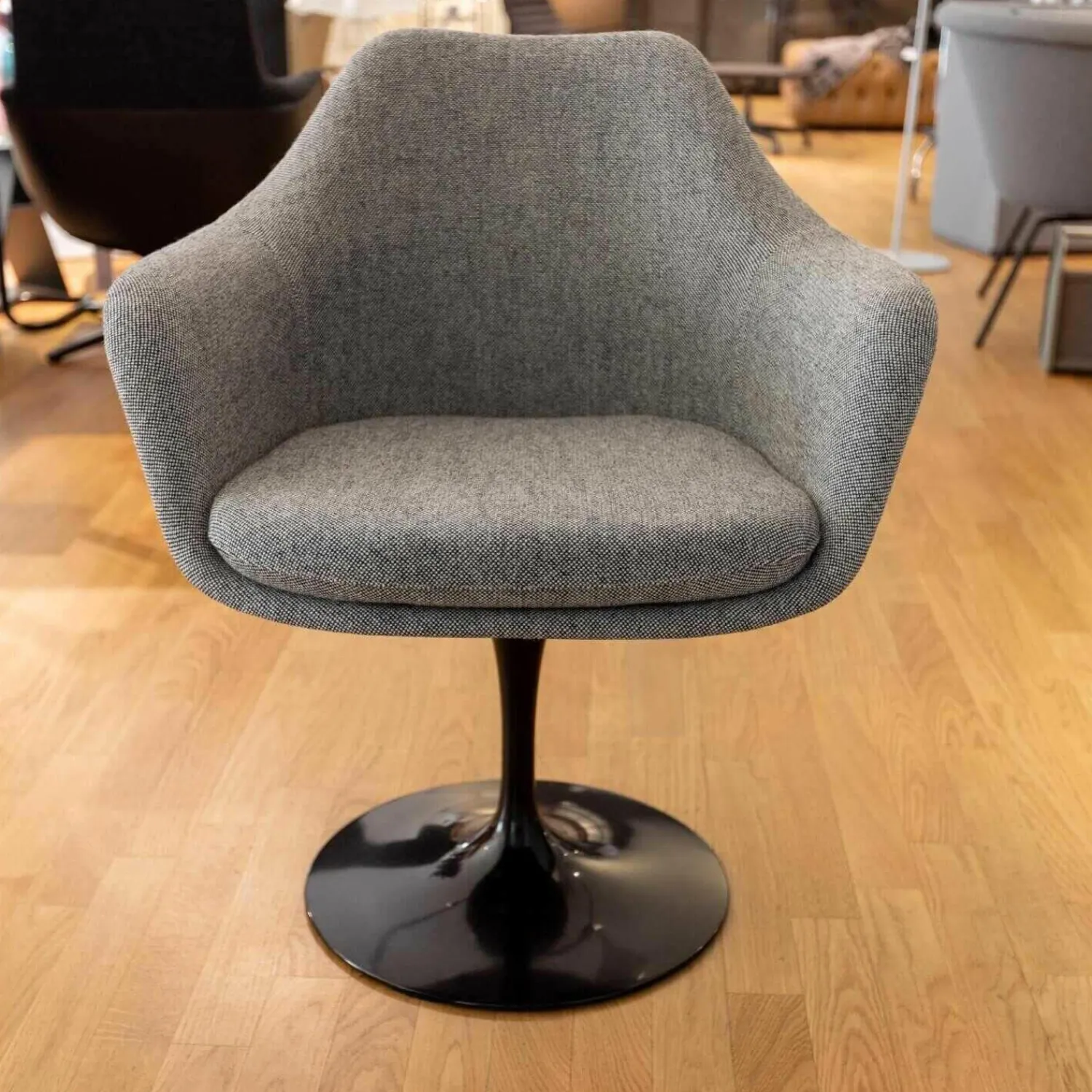 Knoll International Einzelstühle|Armlehnstuhl Saarinen Vollpolster Stoff Hallingdal 126 Grau Gestell Schwarz