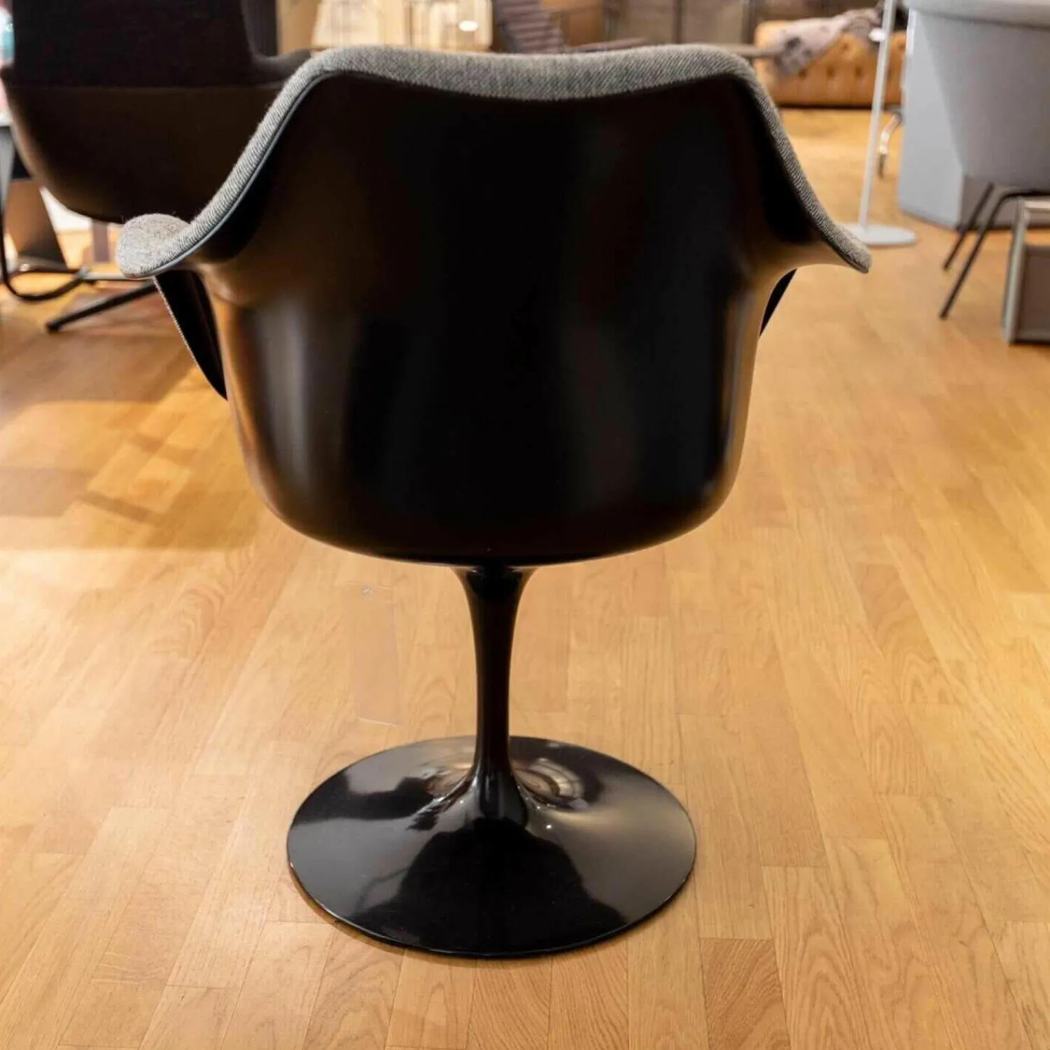 Knoll International Einzelstühle|Armlehnstuhl Saarinen Vollpolster Stoff Hallingdal 126 Grau Gestell Schwarz