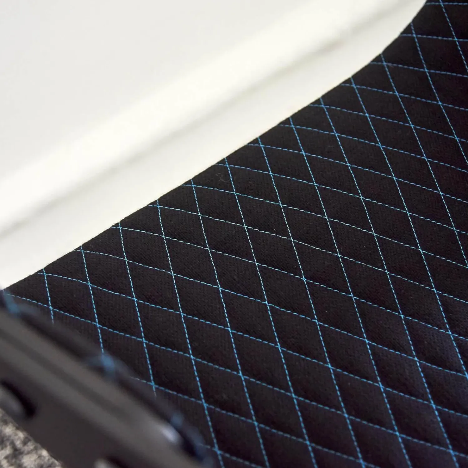 BD Barcelona Einzelstühle|Armlehnstuhl Showtime Bezug Breeze Z10 Black Schwarz Mit Blauen Nähten Schale Lackiert Schwarz Matt Gestell Anthrazit Matt Drehbar Ohne Armauflagen