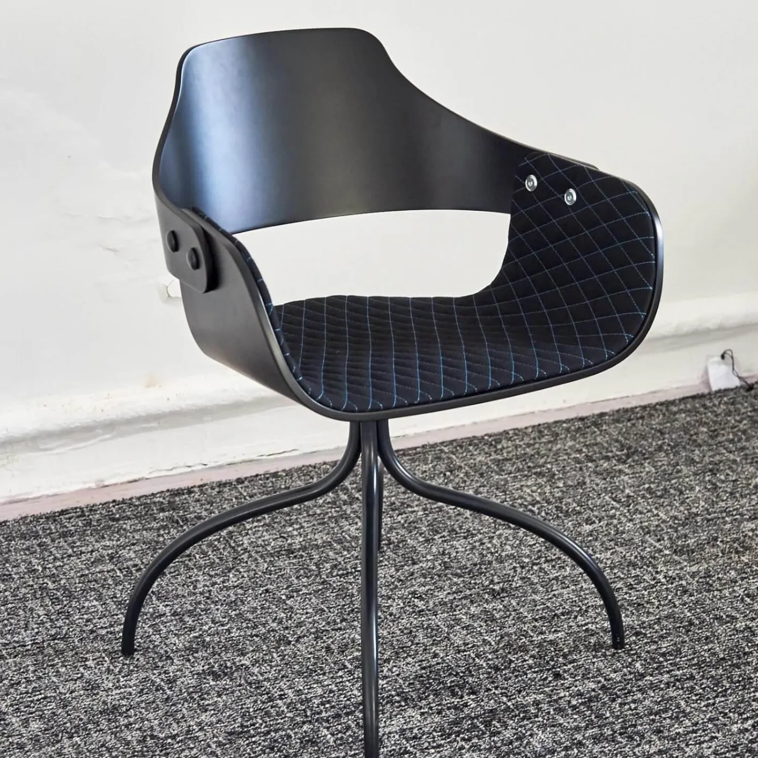 BD Barcelona Einzelstühle|Armlehnstuhl Showtime Bezug Breeze Z10 Black Schwarz Mit Blauen Nähten Schale Lackiert Schwarz Matt Gestell Anthrazit Matt Drehbar Ohne Armauflagen