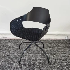 BD Barcelona Einzelstühle|Armlehnstuhl Showtime Bezug Breeze Z10 Black Schwarz Mit Blauen Nähten Schale Lackiert Schwarz Matt Gestell Anthrazit Matt Drehbar Ohne Armauflagen