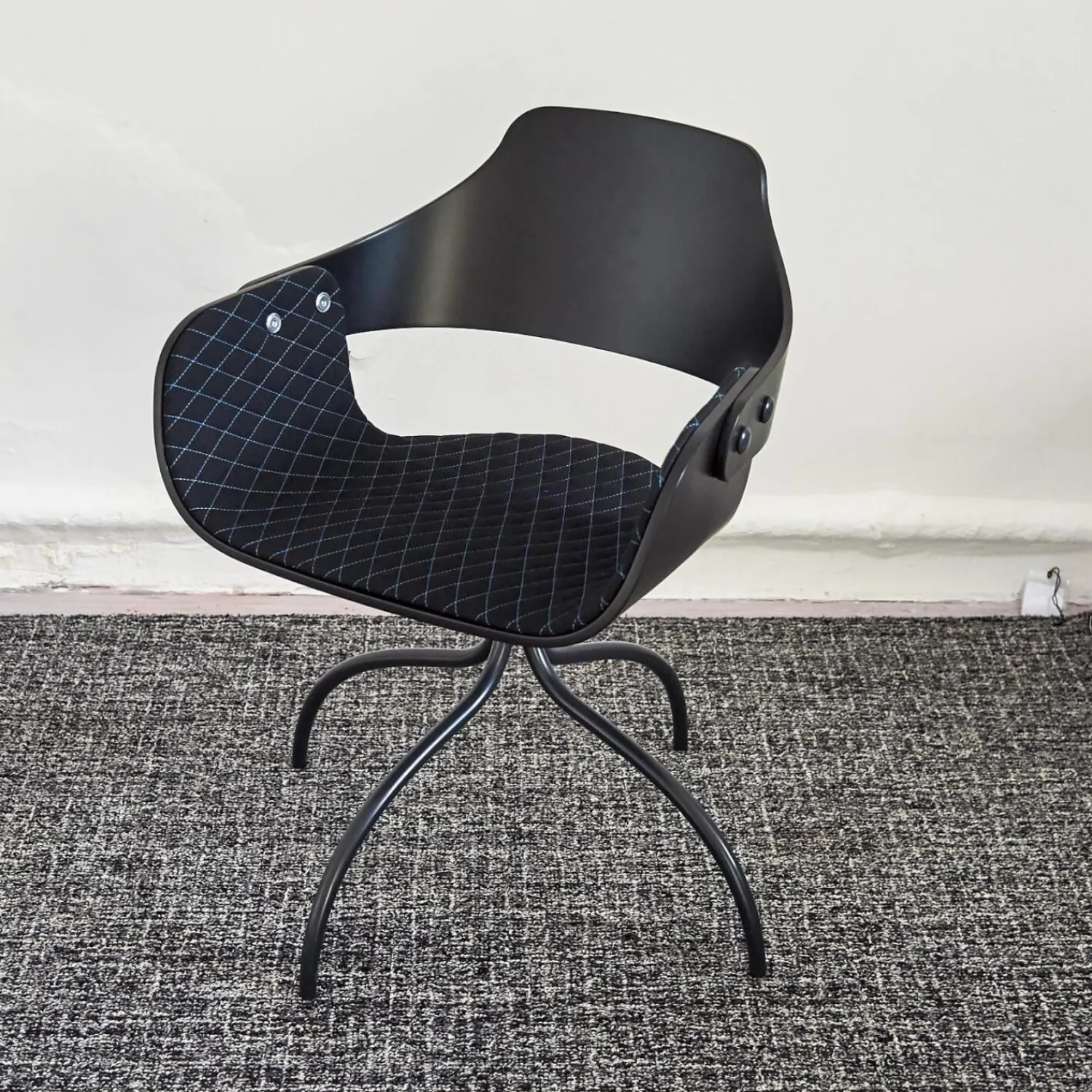 BD Barcelona Einzelstühle|Armlehnstuhl Showtime Bezug Breeze Z10 Black Schwarz Mit Blauen Nähten Schale Lackiert Schwarz Matt Gestell Anthrazit Matt Drehbar Ohne Armauflagen