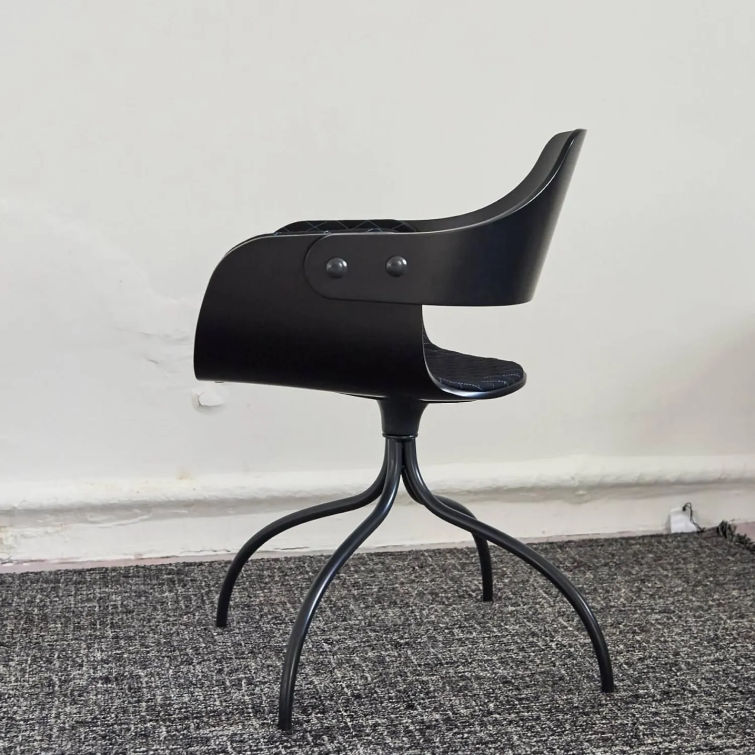 BD Barcelona Einzelstühle|Armlehnstuhl Showtime Bezug Breeze Z10 Black Schwarz Mit Blauen Nähten Schale Lackiert Schwarz Matt Gestell Anthrazit Matt Drehbar Ohne Armauflagen