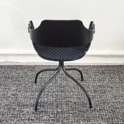 BD Barcelona Einzelstühle|Armlehnstuhl Showtime Bezug Breeze Z10 Black Schwarz Mit Blauen Nähten Schale Lackiert Schwarz Matt Gestell Anthrazit Matt Drehbar Ohne Armauflagen