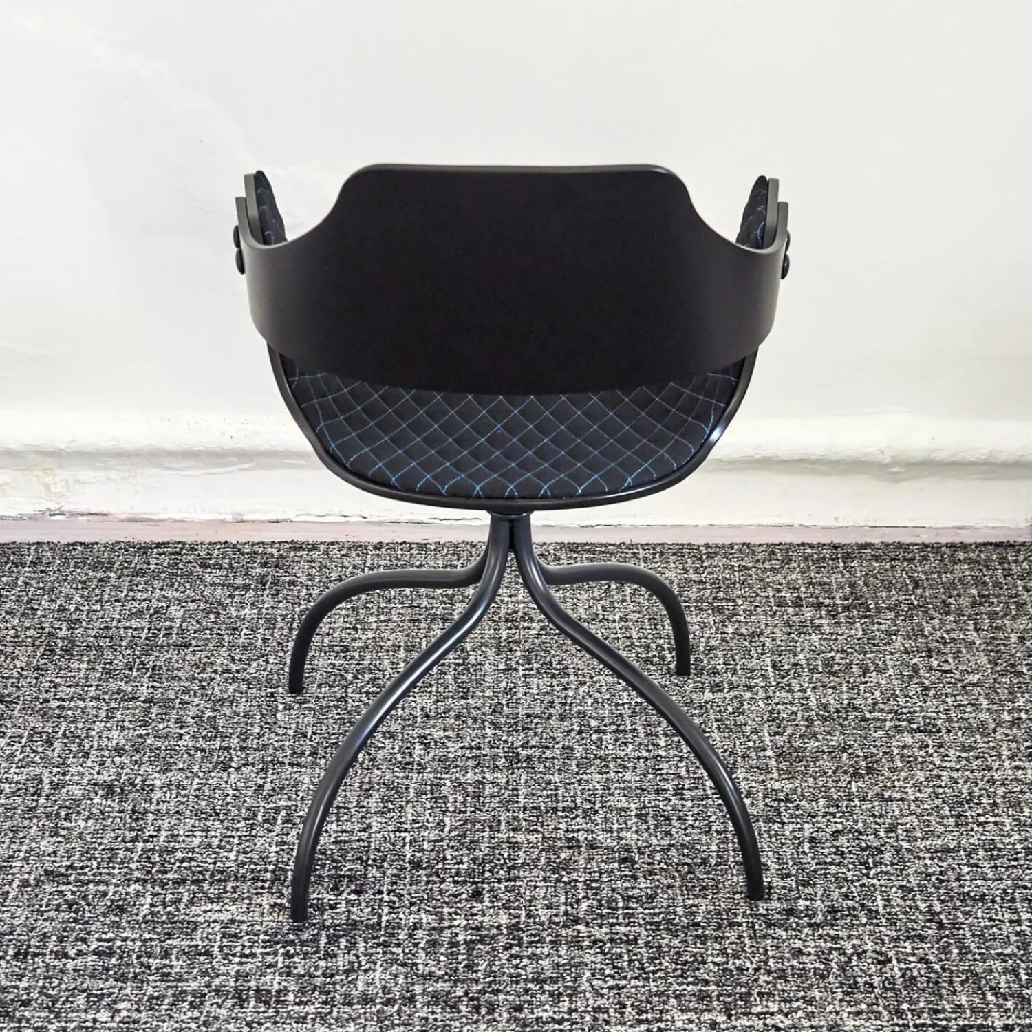 BD Barcelona Einzelstühle|Armlehnstuhl Showtime Bezug Breeze Z10 Black Schwarz Mit Blauen Nähten Schale Lackiert Schwarz Matt Gestell Anthrazit Matt Drehbar Ohne Armauflagen