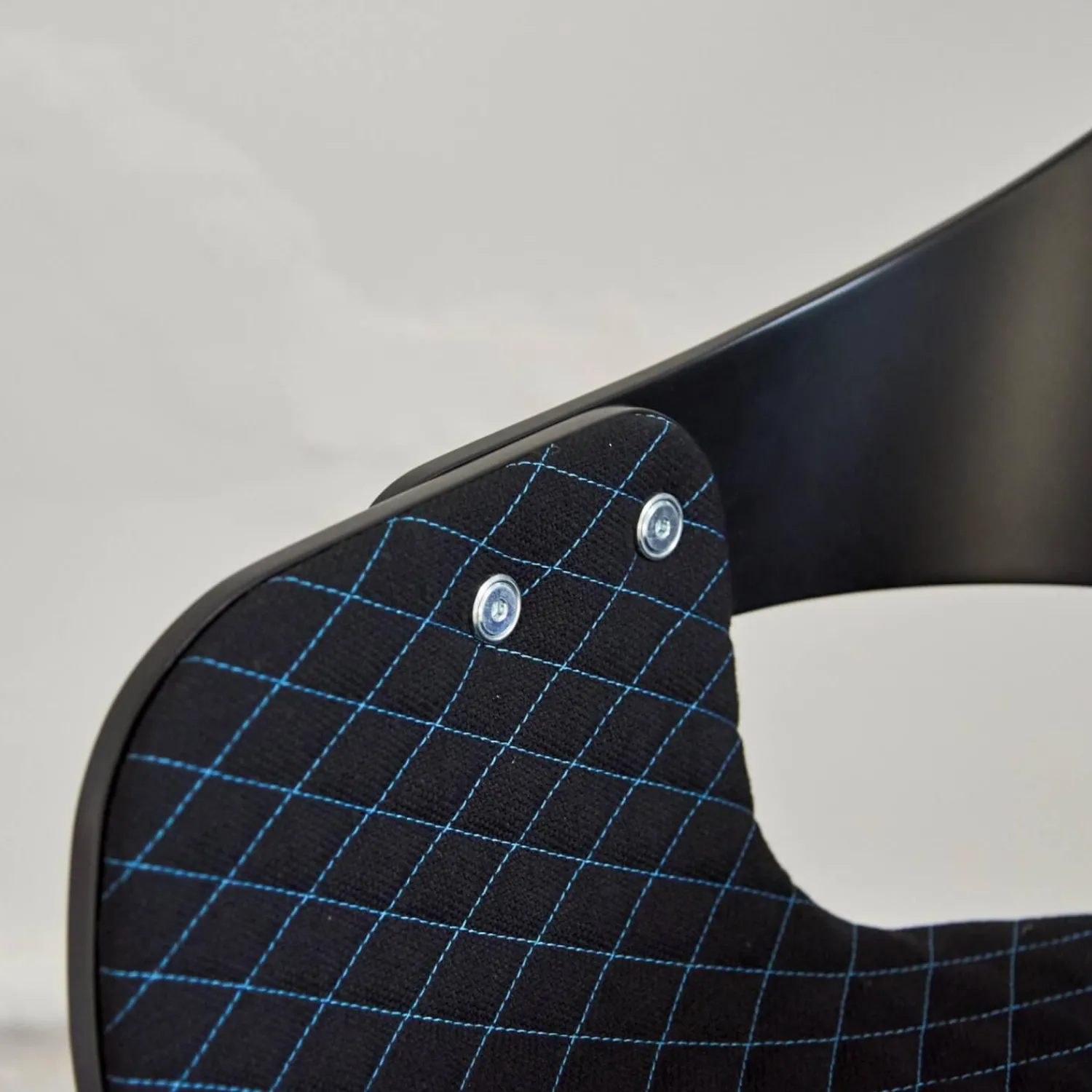 BD Barcelona Einzelstühle|Armlehnstuhl Showtime Bezug Breeze Z10 Black Schwarz Mit Blauen Nähten Schale Lackiert Schwarz Matt Gestell Anthrazit Matt Drehbar Ohne Armauflagen