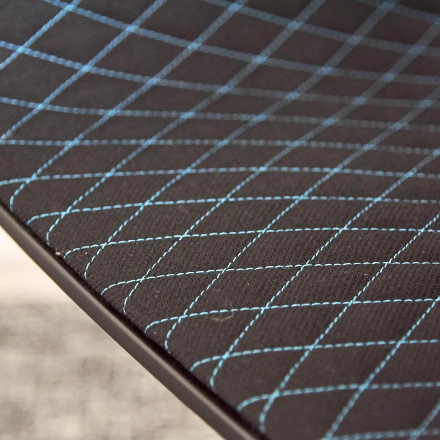 BD Barcelona Einzelstühle|Armlehnstuhl Showtime Bezug Breeze Z10 Black Schwarz Mit Blauen Nähten Schale Lackiert Schwarz Matt Gestell Anthrazit Matt Drehbar Ohne Armauflagen