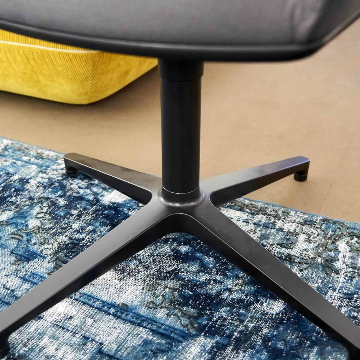 Vitra Einzelstühle|Armlehnstuhl Softshell Bezug Stoff Plano Dunkelgrau 4 Stern Gestell Drehbar Aus Aluminium Pulverbeschichtet Basic Dark Schwarz