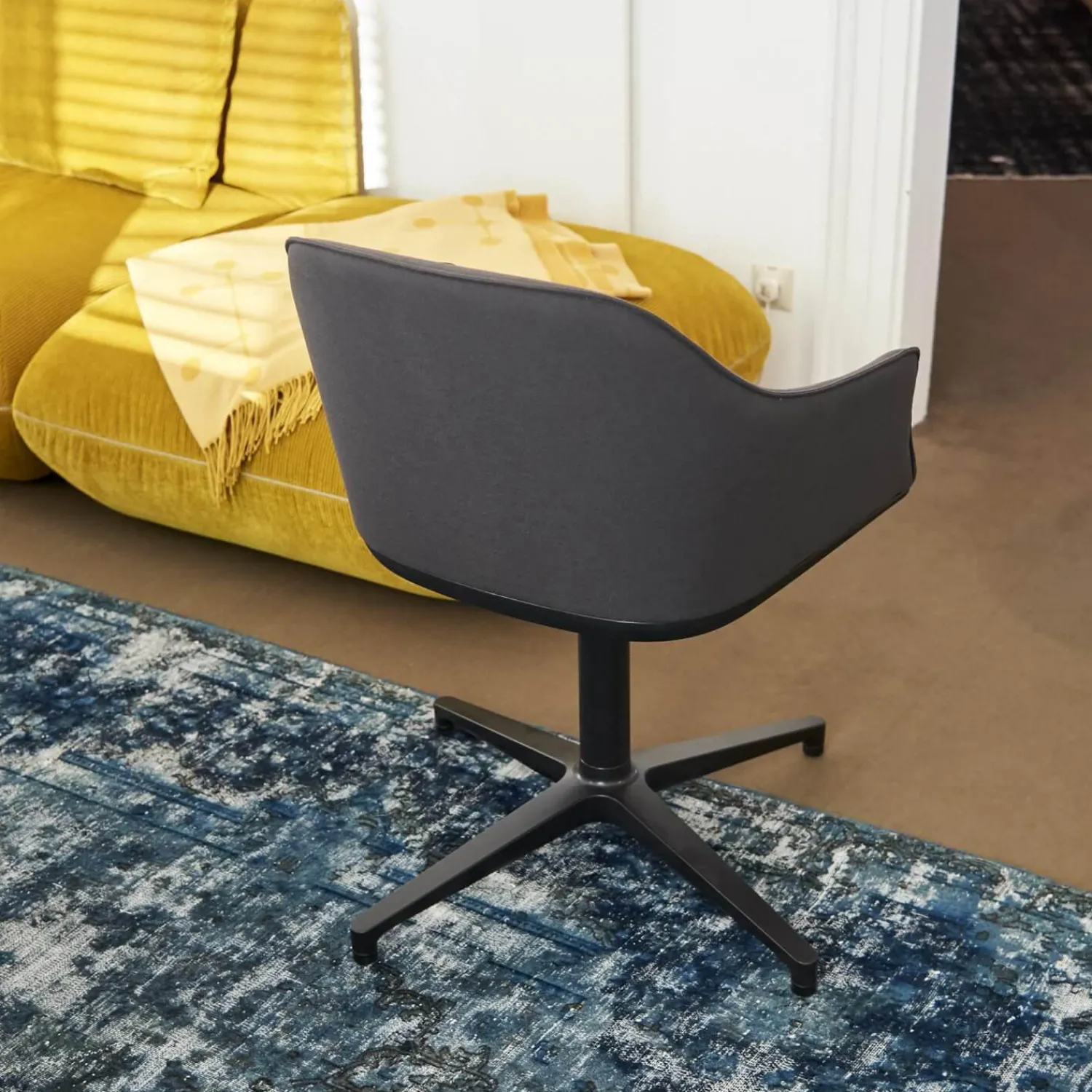 Vitra Einzelstühle|Armlehnstuhl Softshell Bezug Stoff Plano Dunkelgrau 4 Stern Gestell Drehbar Aus Aluminium Pulverbeschichtet Basic Dark Schwarz