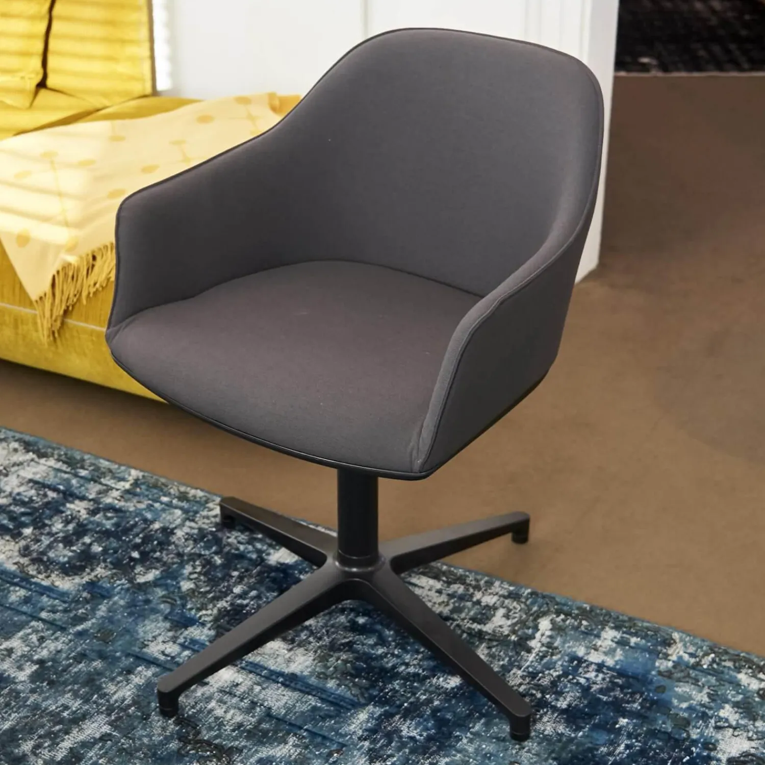 Vitra Einzelstühle|Armlehnstuhl Softshell Bezug Stoff Plano Dunkelgrau 4 Stern Gestell Drehbar Aus Aluminium Pulverbeschichtet Basic Dark Schwarz