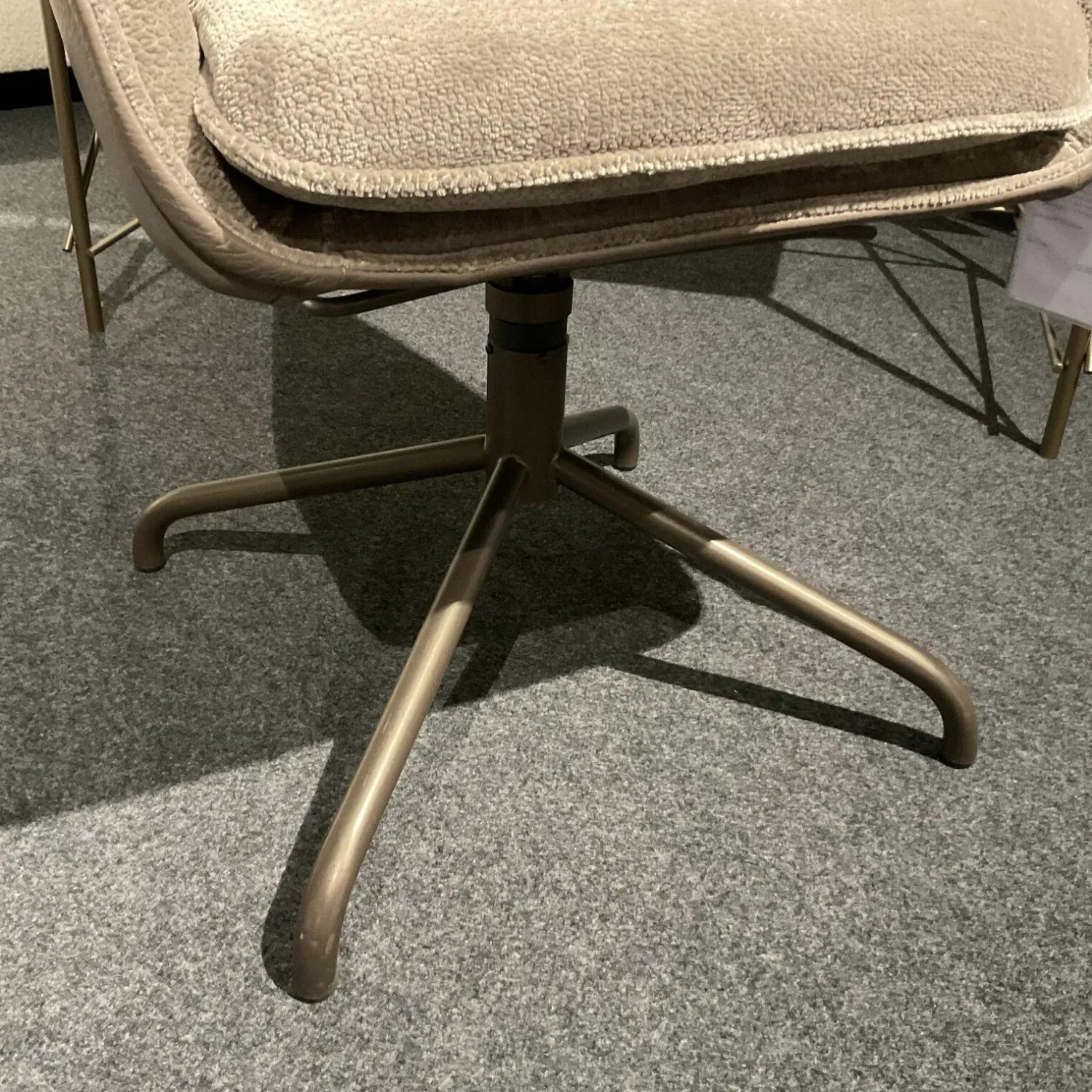 Christine Kröncke Einzelstühle|Armlehnstuhl Sophie Moover Stoff Cozy 022 Taupe Beige Außen Leder Belsoave Stone Beige Drehgestell Rauchbraun