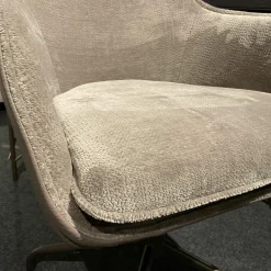 Christine Kröncke Einzelstühle|Armlehnstuhl Sophie Moover Stoff Cozy 022 Taupe Beige Außen Leder Belsoave Stone Beige Drehgestell Rauchbraun