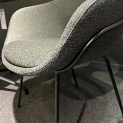 Freifrau Einzelstühle|Armlehnstuhl Theia High Stoff Shake Algae Grau Grün Stahlgestell Tiefschwarz Mit Filzgleitern