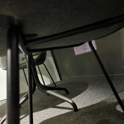 Freifrau Einzelstühle|Armlehnstuhl Theia Low Stoff Shake Algae Grau Grün Stahlgestell Tiefschwarz Mit Filzgleitern