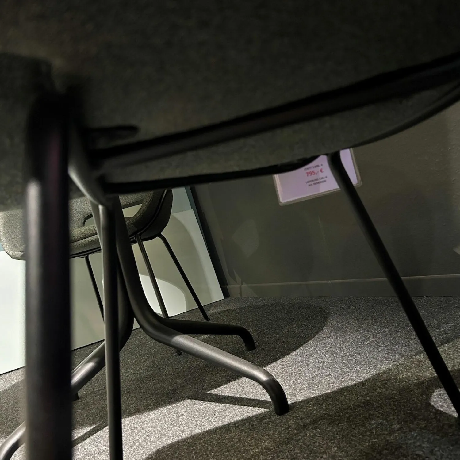 Freifrau Einzelstühle|Armlehnstuhl Theia Low Stoff Shake Algae Grau Grün Stahlgestell Tiefschwarz Mit Filzgleitern