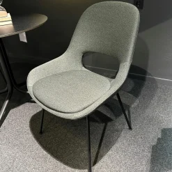 Freifrau Einzelstühle|Armlehnstuhl Theia Low Stoff Shake Algae Grau Grün Stahlgestell Tiefschwarz Mit Filzgleitern