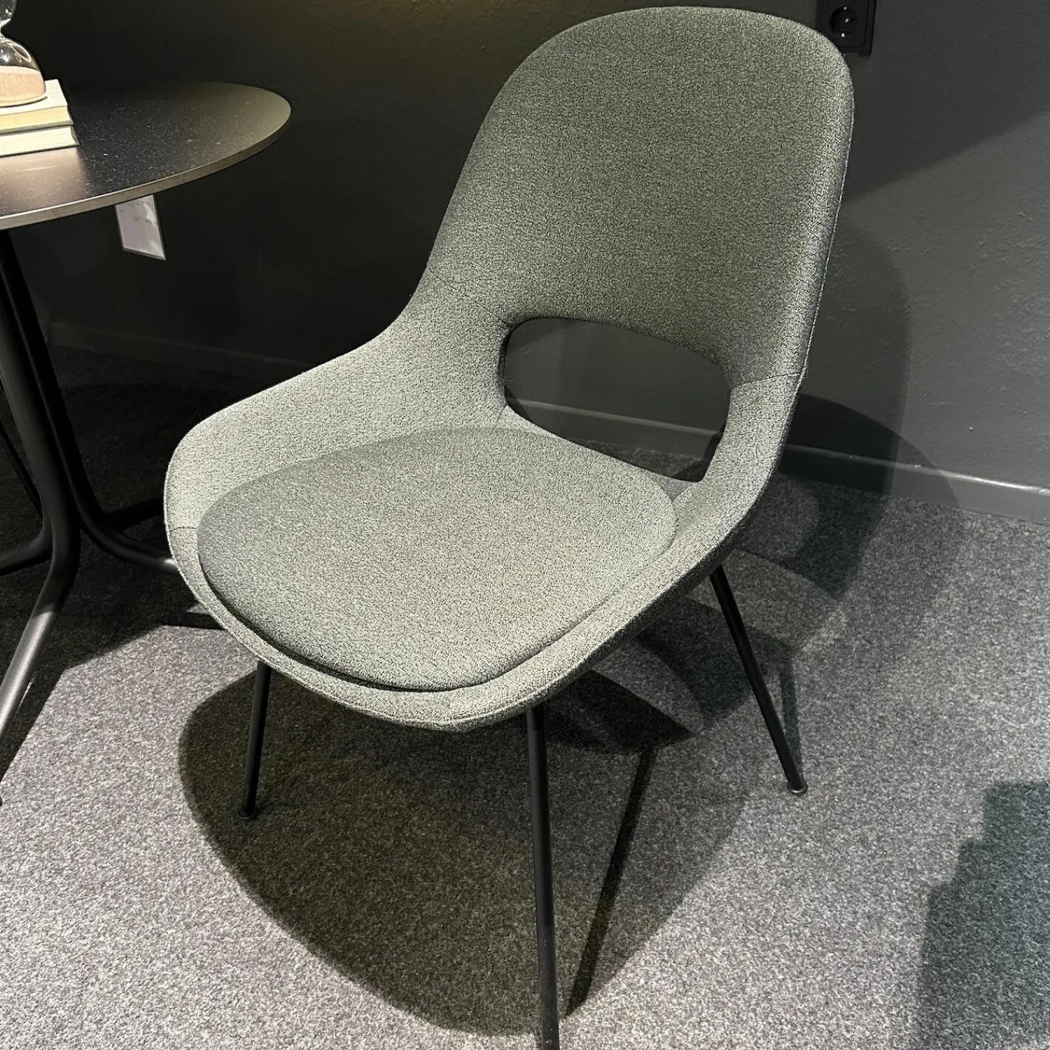 Freifrau Einzelstühle|Armlehnstuhl Theia Low Stoff Shake Algae Grau Grün Stahlgestell Tiefschwarz Mit Filzgleitern