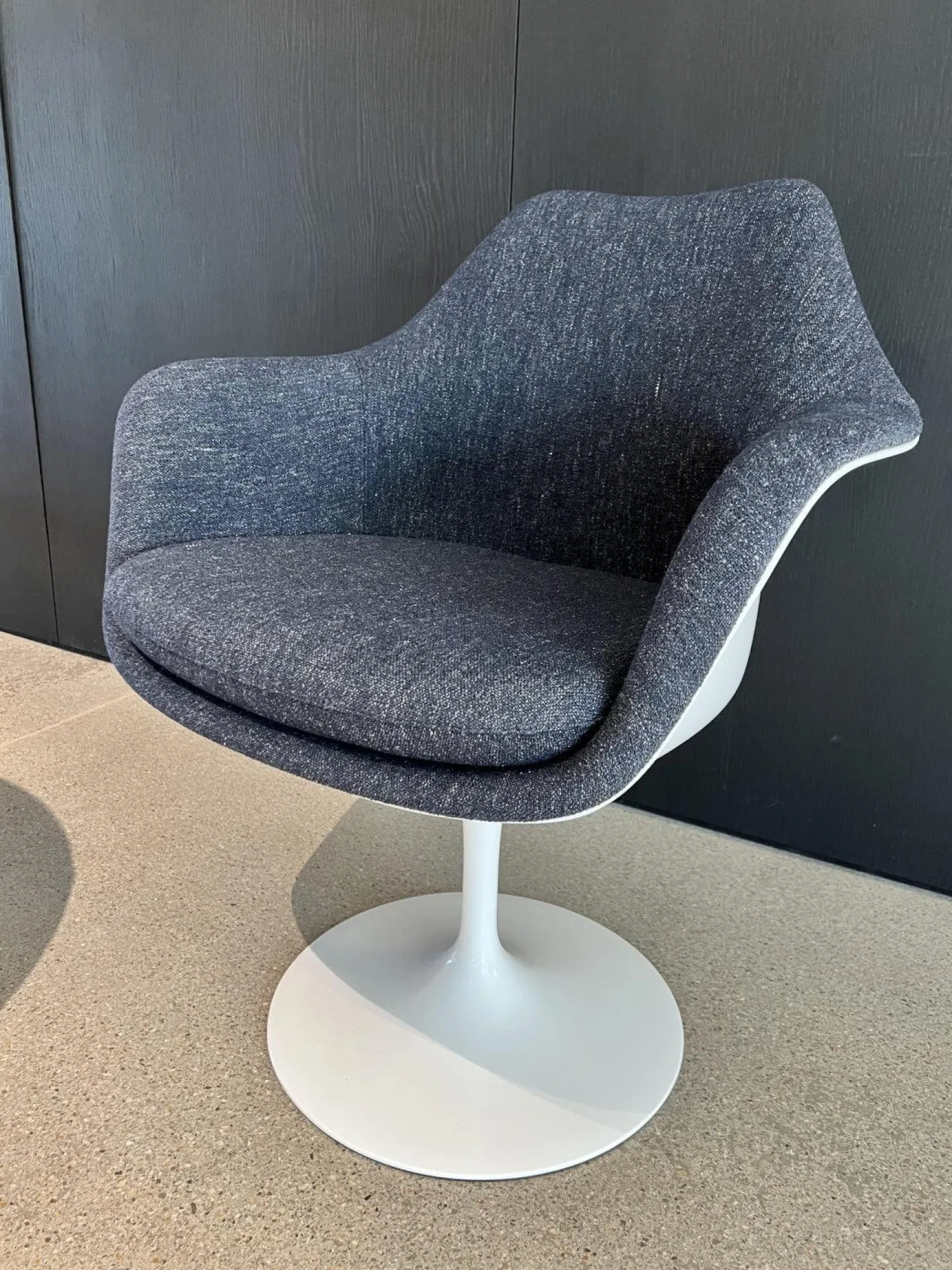 Knoll International Stuhlsets|Einzelstühle|Armlehnstuhl Tulip Bezug Stoff 17 Ex Navy Blau Drehbar Gestell Moulded Fiberglass Weiß Tellerfuß