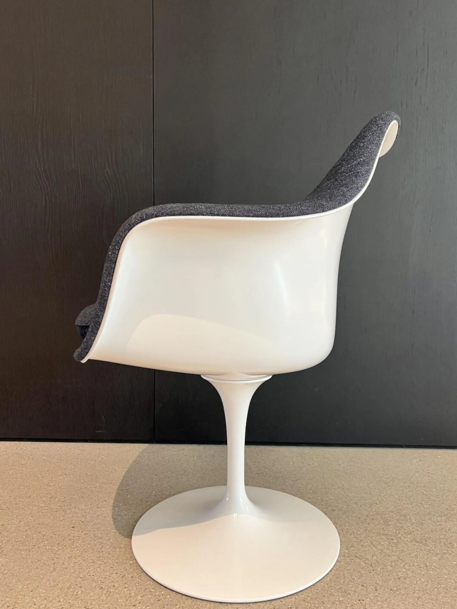 Knoll International Stuhlsets|Einzelstühle|Armlehnstuhl Tulip Bezug Stoff 17 Ex Navy Blau Drehbar Gestell Moulded Fiberglass Weiß Tellerfuß