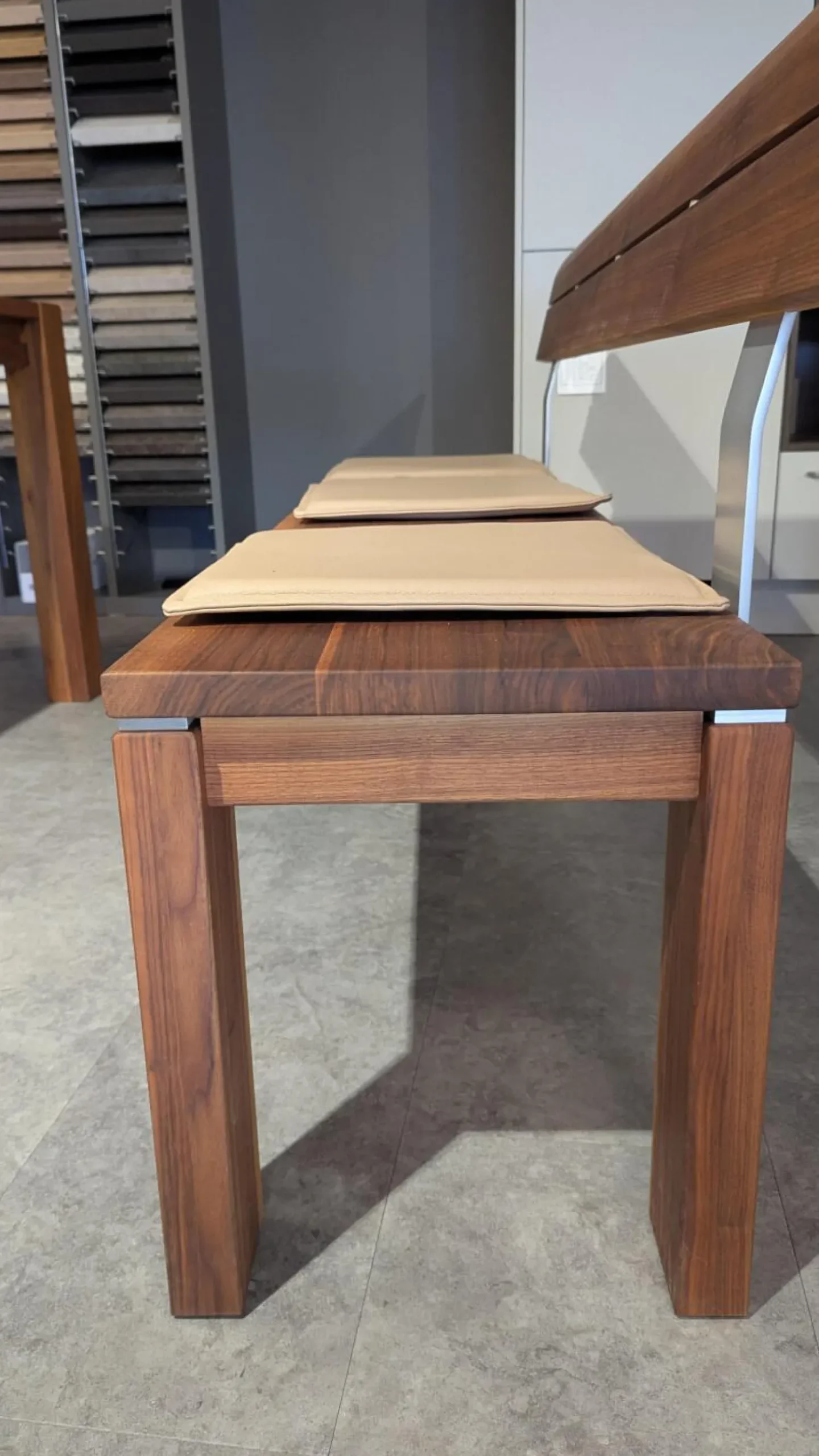 Wimmer Bänke|Bank Caris Amerikanischer Nussbaum Massiv Mit 3 Kissen Wildanalinleder Capuccino