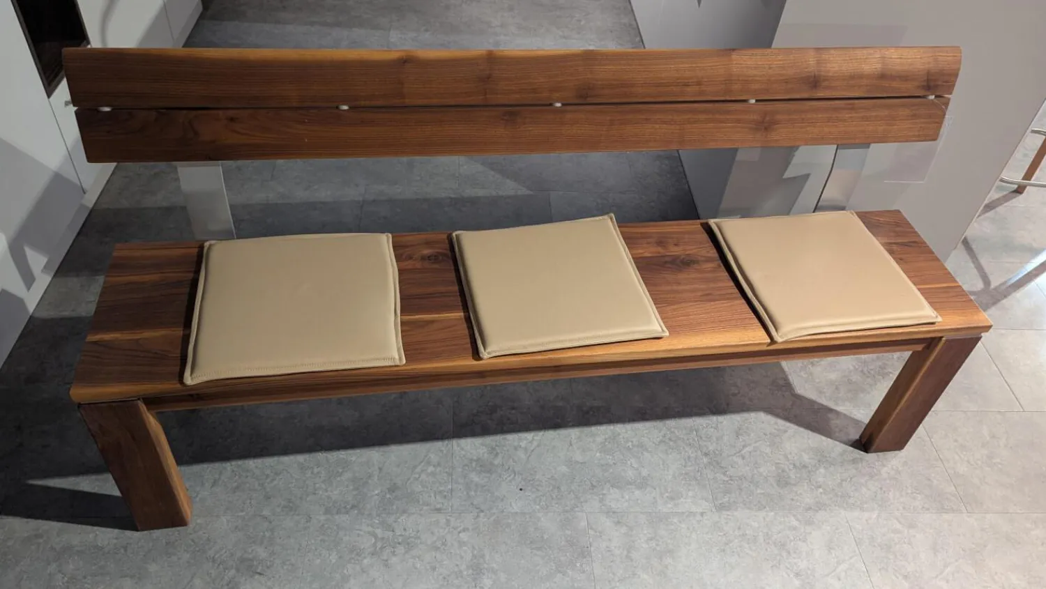 Wimmer Bänke|Bank Caris Amerikanischer Nussbaum Massiv Mit 3 Kissen Wildanalinleder Capuccino