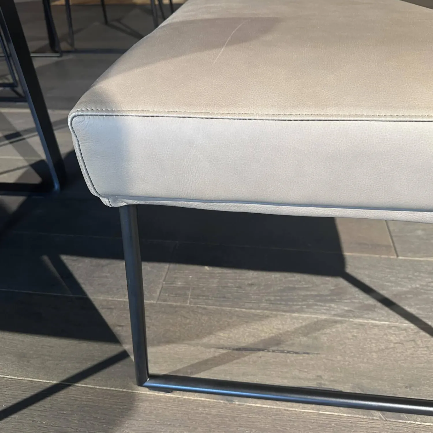 Haas Bänke|Bank Columbo Leder Rancho 1805 Fango Beige Metallgestell Rundrohr Schwarz Lackiert