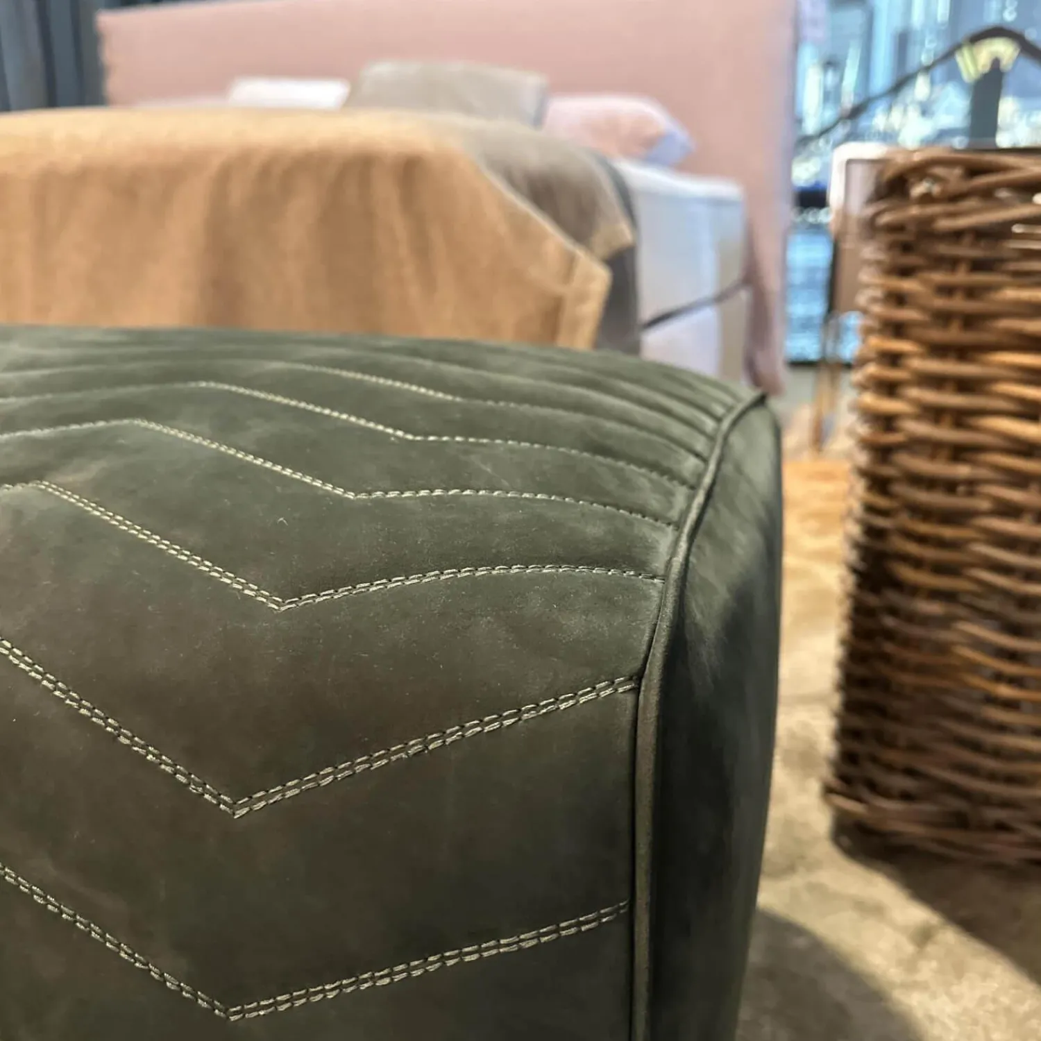 Minotti Bänke|Bank Quincy Chevron Leder Nabuk 30 Malachite grün Gestell Metall Brandy Anthrazit Glänzend Lackiert