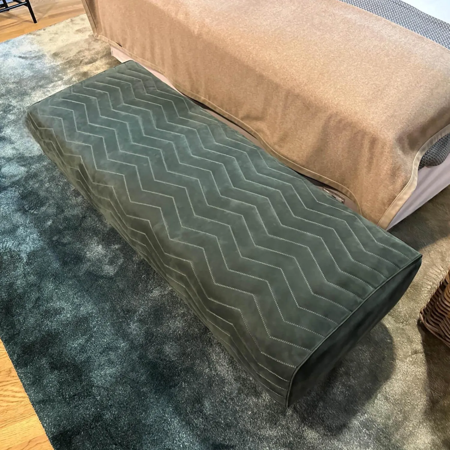 Minotti Bänke|Bank Quincy Chevron Leder Nabuk 30 Malachite grün Gestell Metall Brandy Anthrazit Glänzend Lackiert