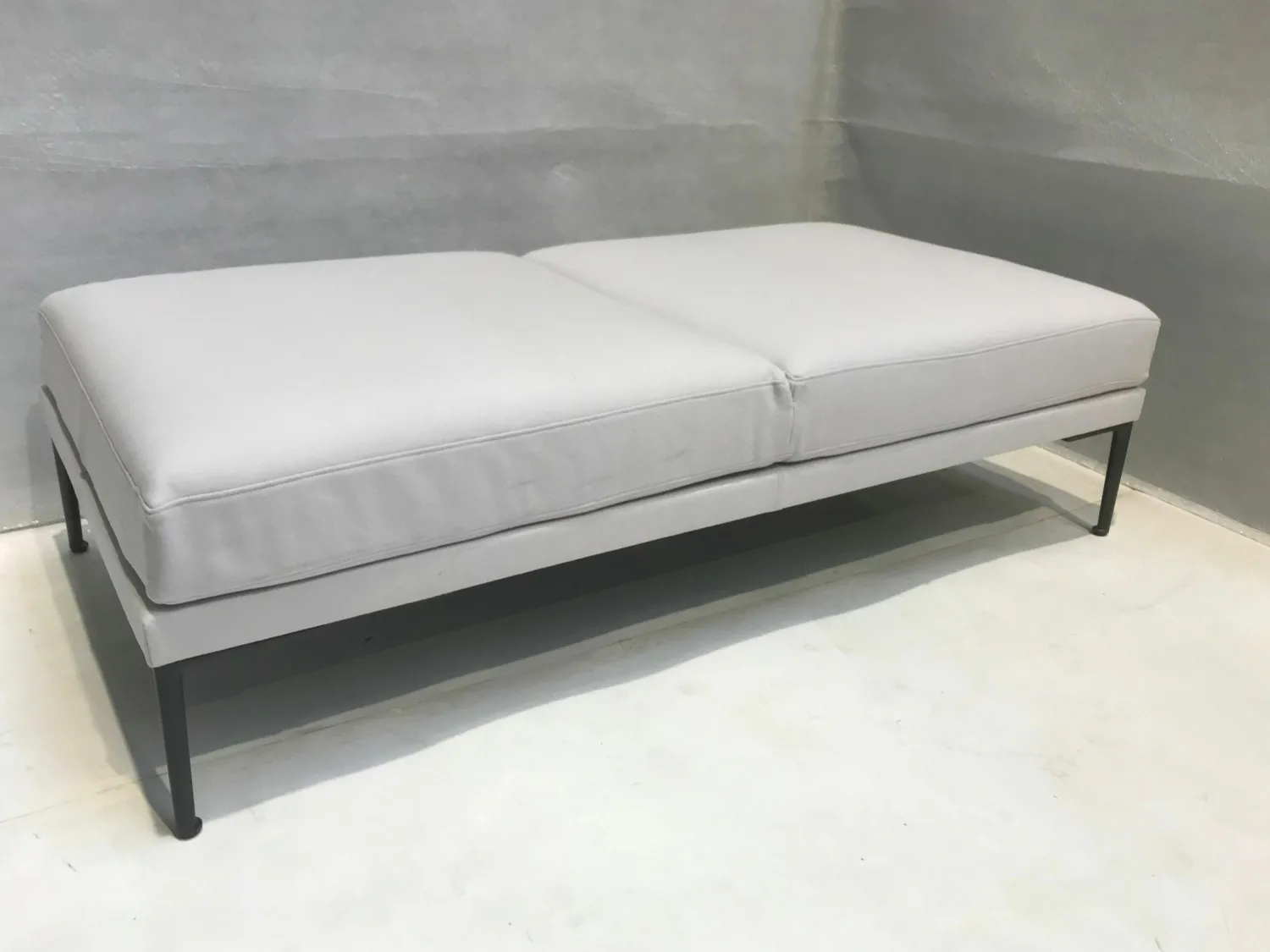 Arper Bänke|Bank Steeve 2-sitzig Design by Jean-M Stoff Hero 101 Hellgrau Fuß Metall Schwarz