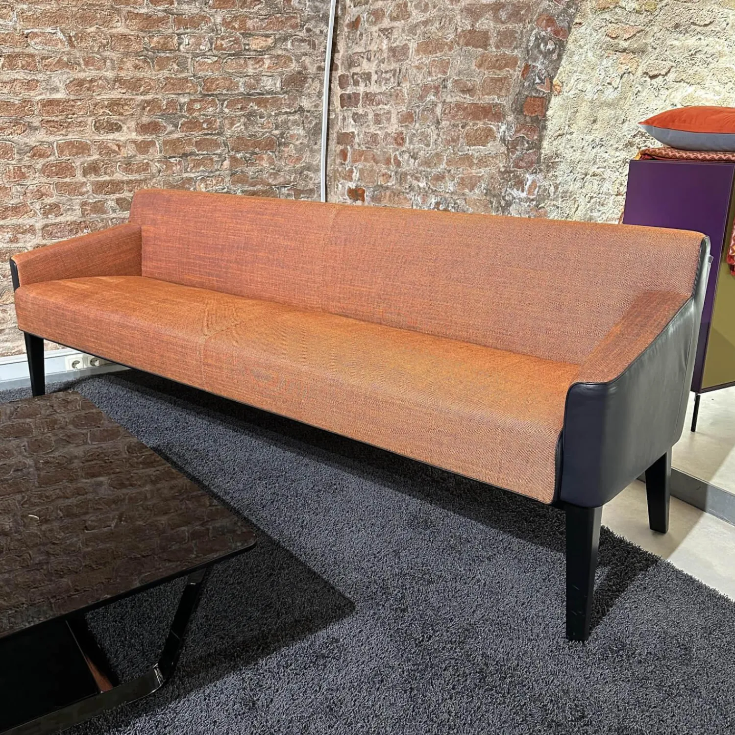 Wittmann Bänke|Bank William Innen Stoff Tekla Mandarin F Orange Außen Leder Nappa Stahlblau Schwarz Füße Buche Schwarz