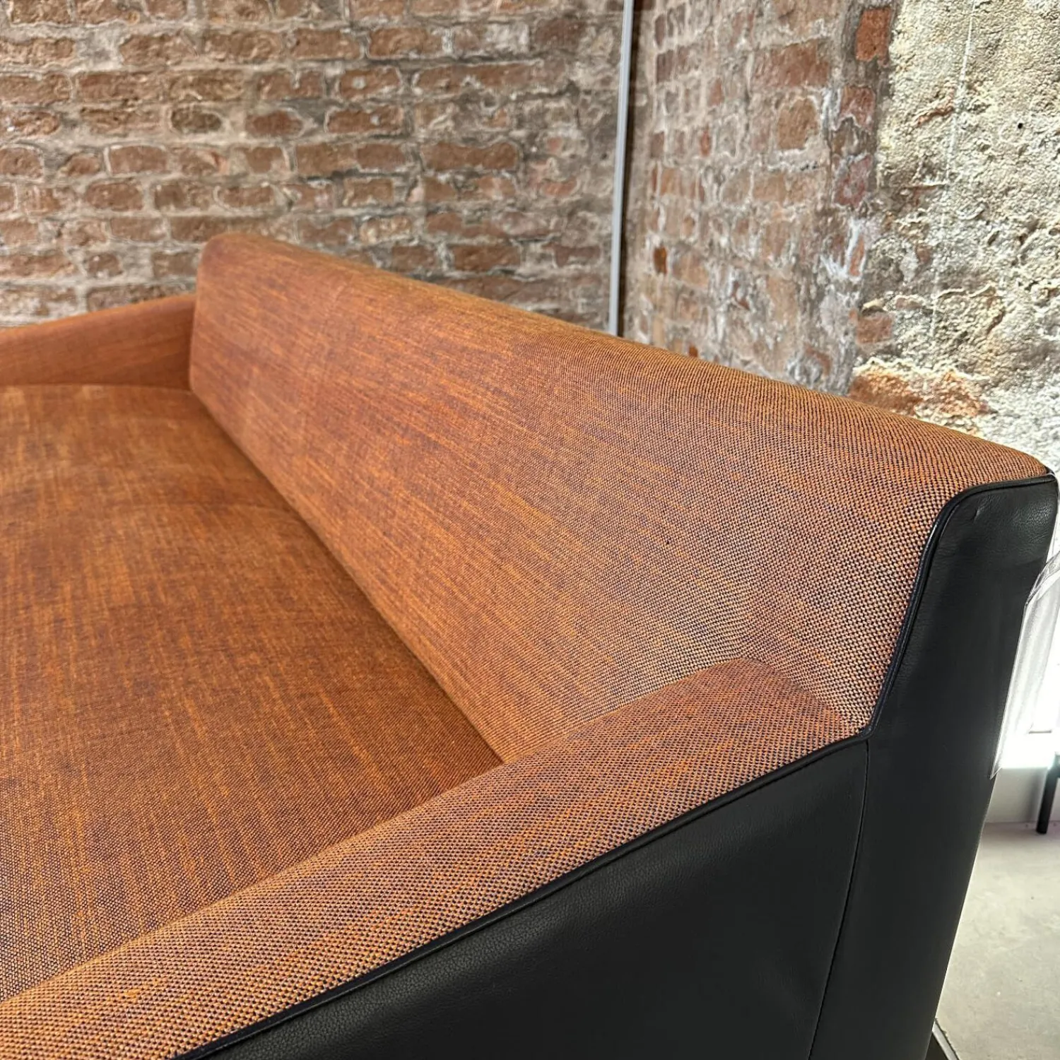 Wittmann Bänke|Bank William Innen Stoff Tekla Mandarin F Orange Außen Leder Nappa Stahlblau Schwarz Füße Buche Schwarz