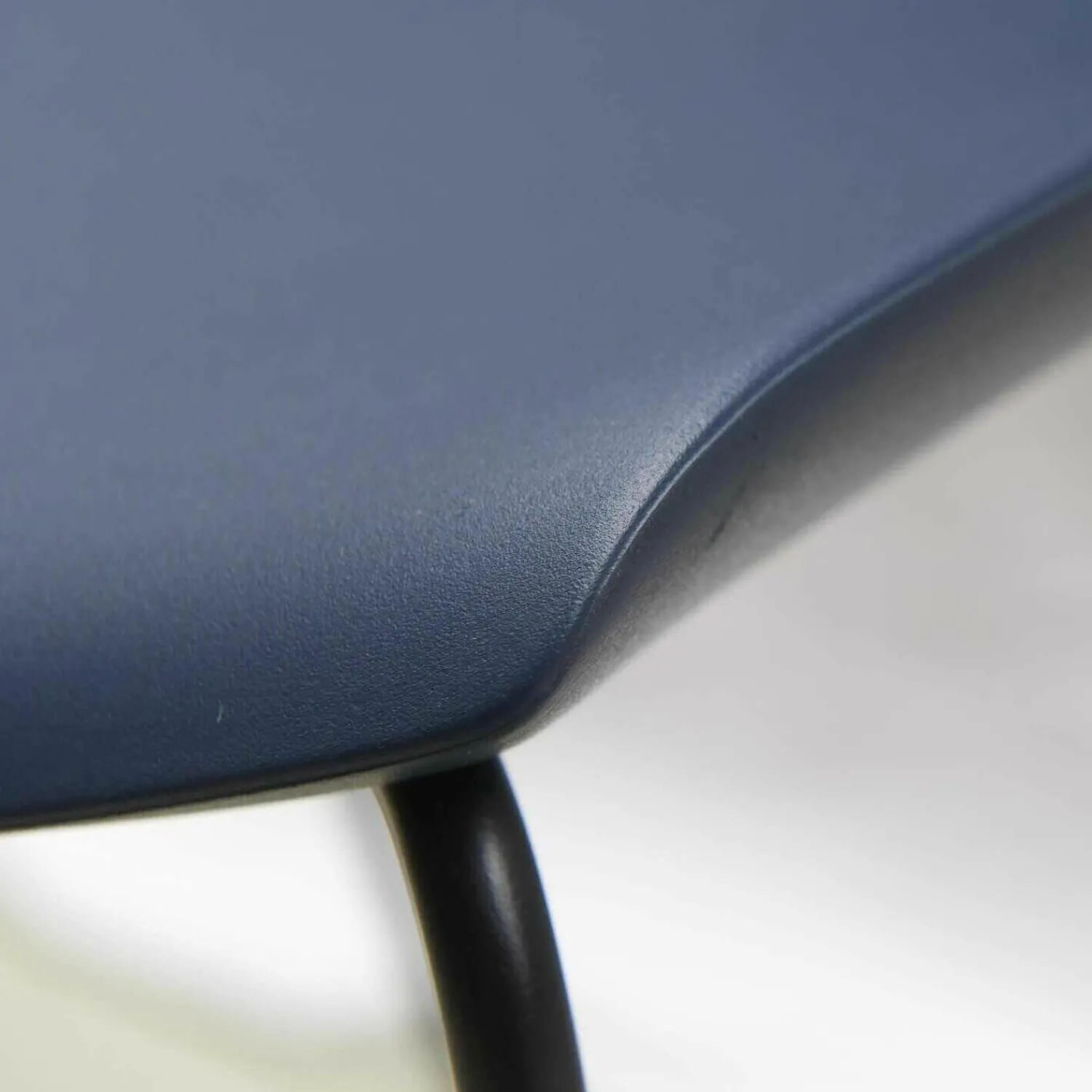 Tonon Barhocker & Barstühle|Barhocker Quo Sitzschale X08 Dunkelblau Gestell Schwarz