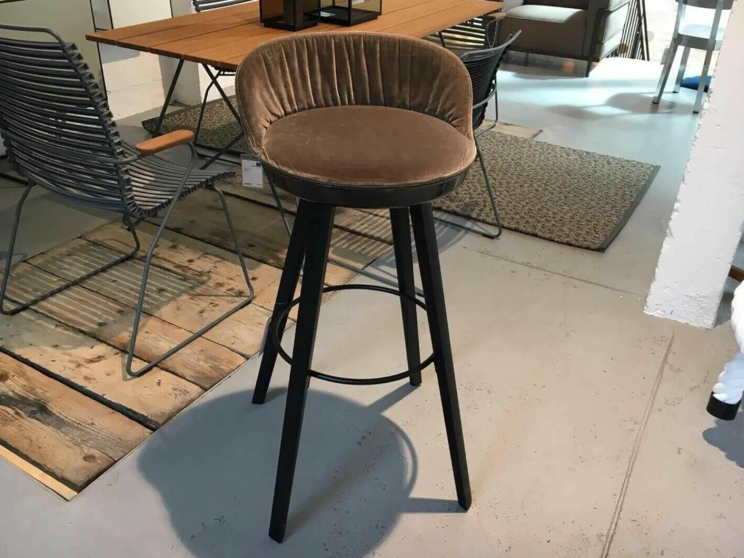 Freifrau Barhocker & Barstühle|Barhocker Romy Stoff Velours Braun Gestell Schwarz