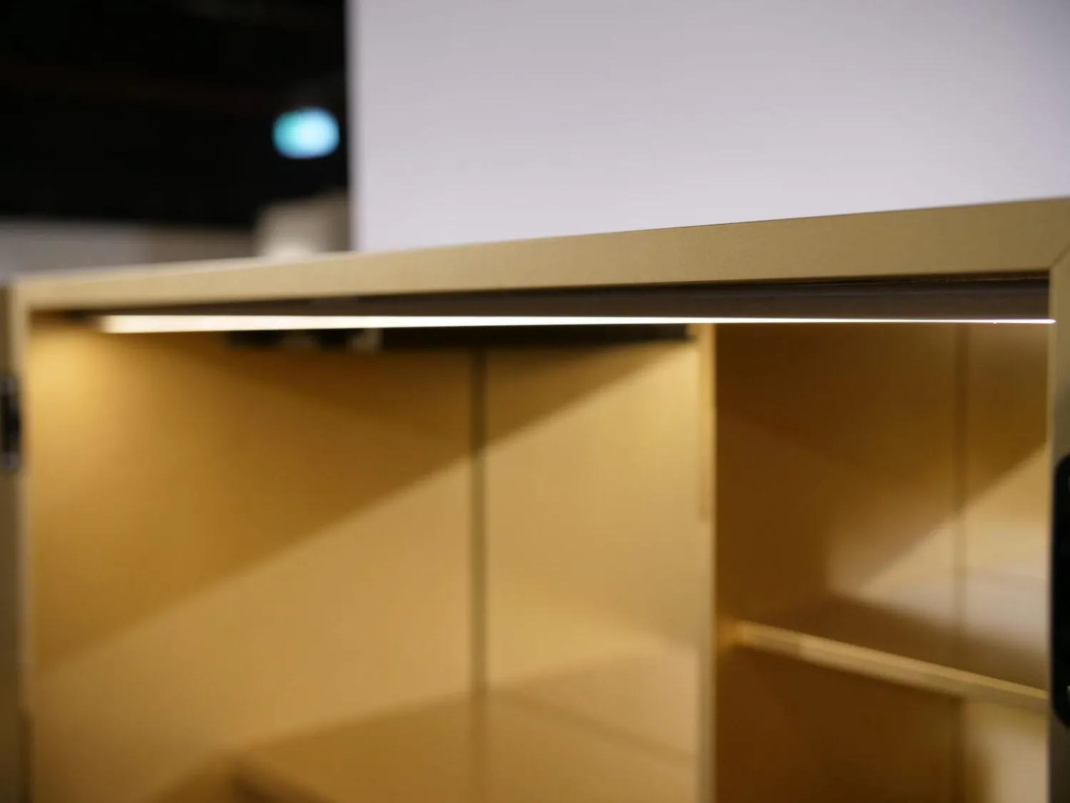 Sudbrock Vitrinen & Highboards|Barschrank Contur 3900 Lack 423 Gold Gebürstet Gestell Metall Anthrazit Schwarz