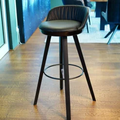 Freifrau Barhocker & Barstühle|Barstuhl Romy Variante Uni Bezug Leder Sahara Ebony 60009 Holzgestell Eiche Schwarz WD002