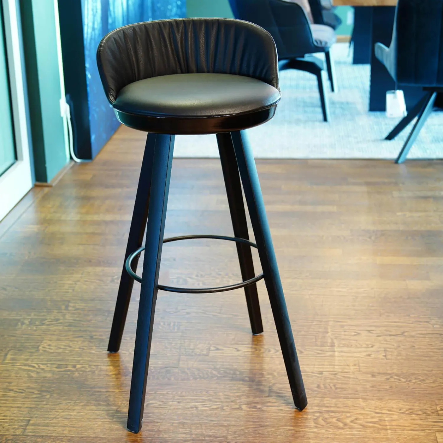 Freifrau Barhocker & Barstühle|Barstuhl Romy Variante Uni Bezug Leder Sahara Ebony 60009 Holzgestell Eiche Schwarz WD002