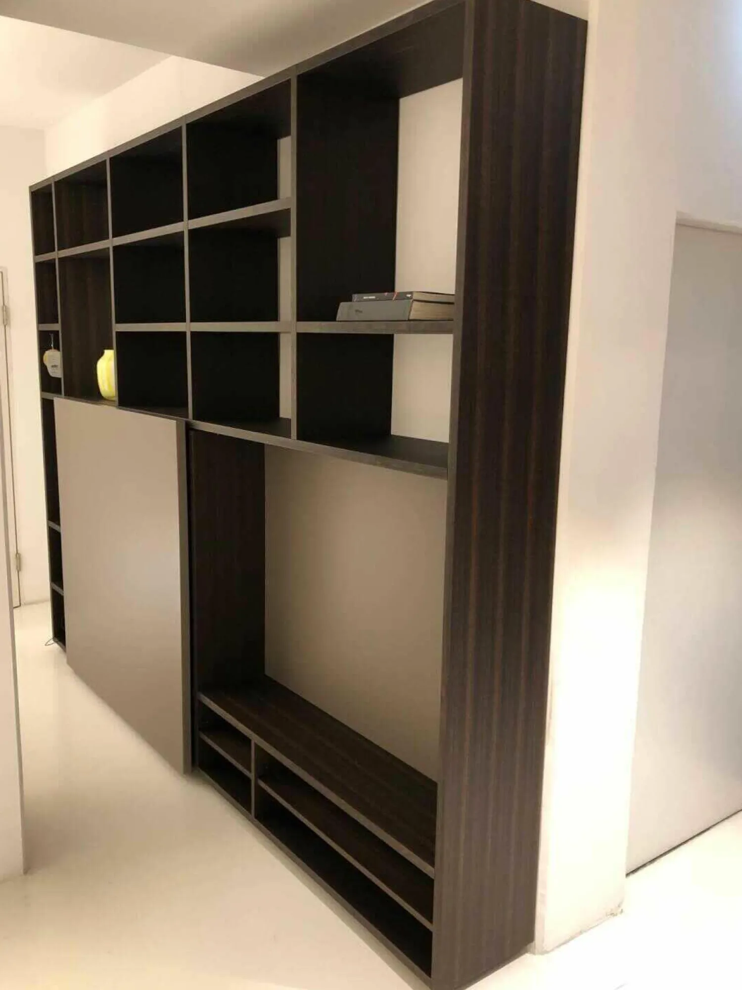 Porro Regale|Bücherregal System Structure W40 Eucalyptus mit Schiebetür