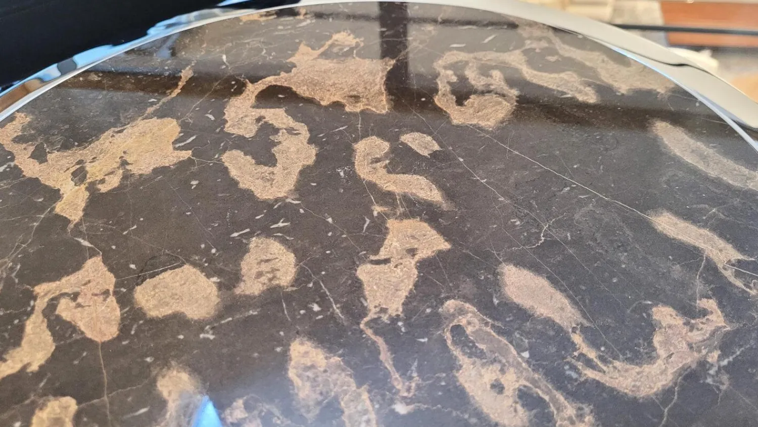 Draenert Beistelltische|Beistelltisch 1350 II Charme Platte Stein Leopard Grau Unterbau Hochglanz Chrom