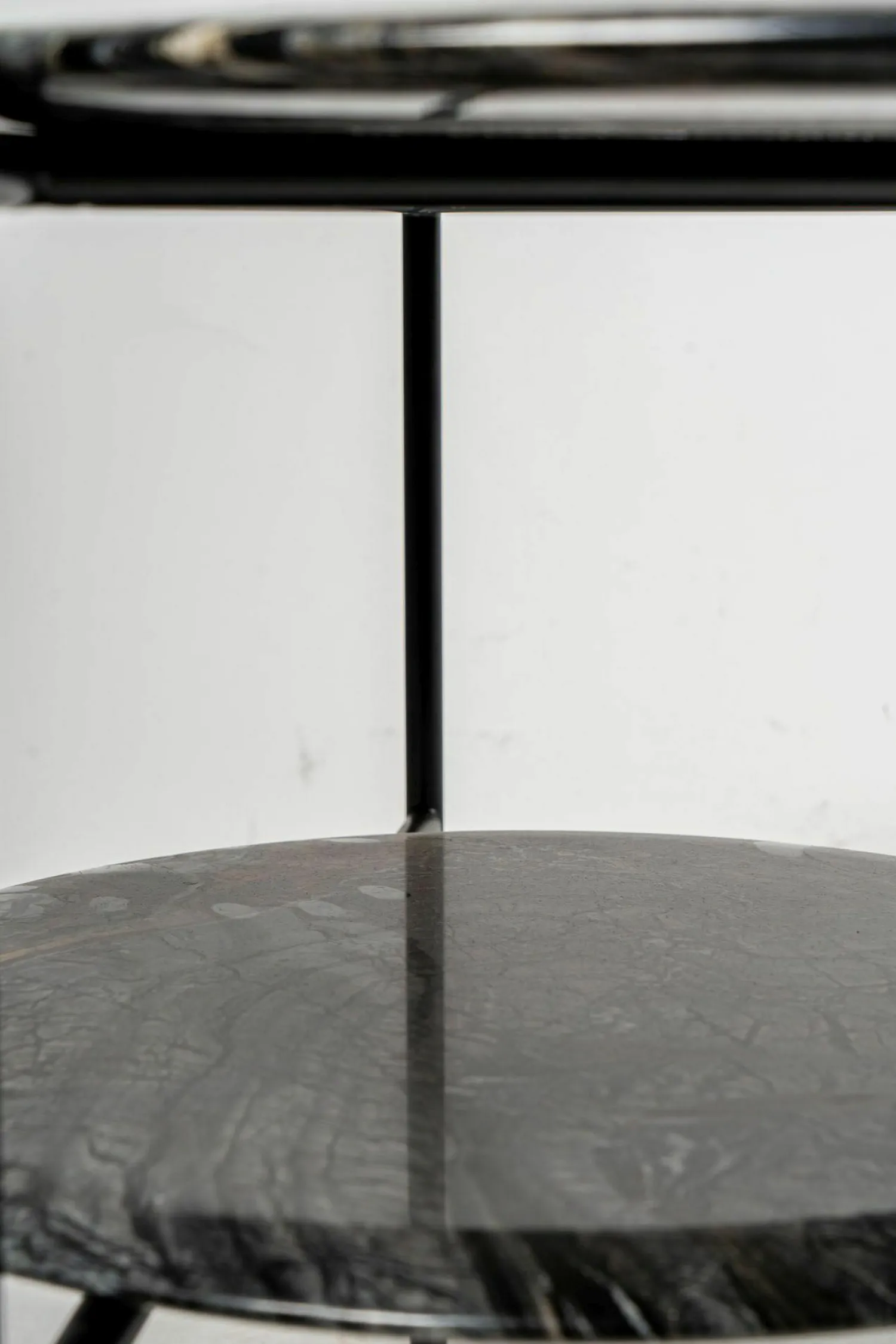 Meridiani Beistelltische|Beistelltisch Adrian 70R Platte Marmor Kenya MR2 Gestell Schwarz Matt Lackiert