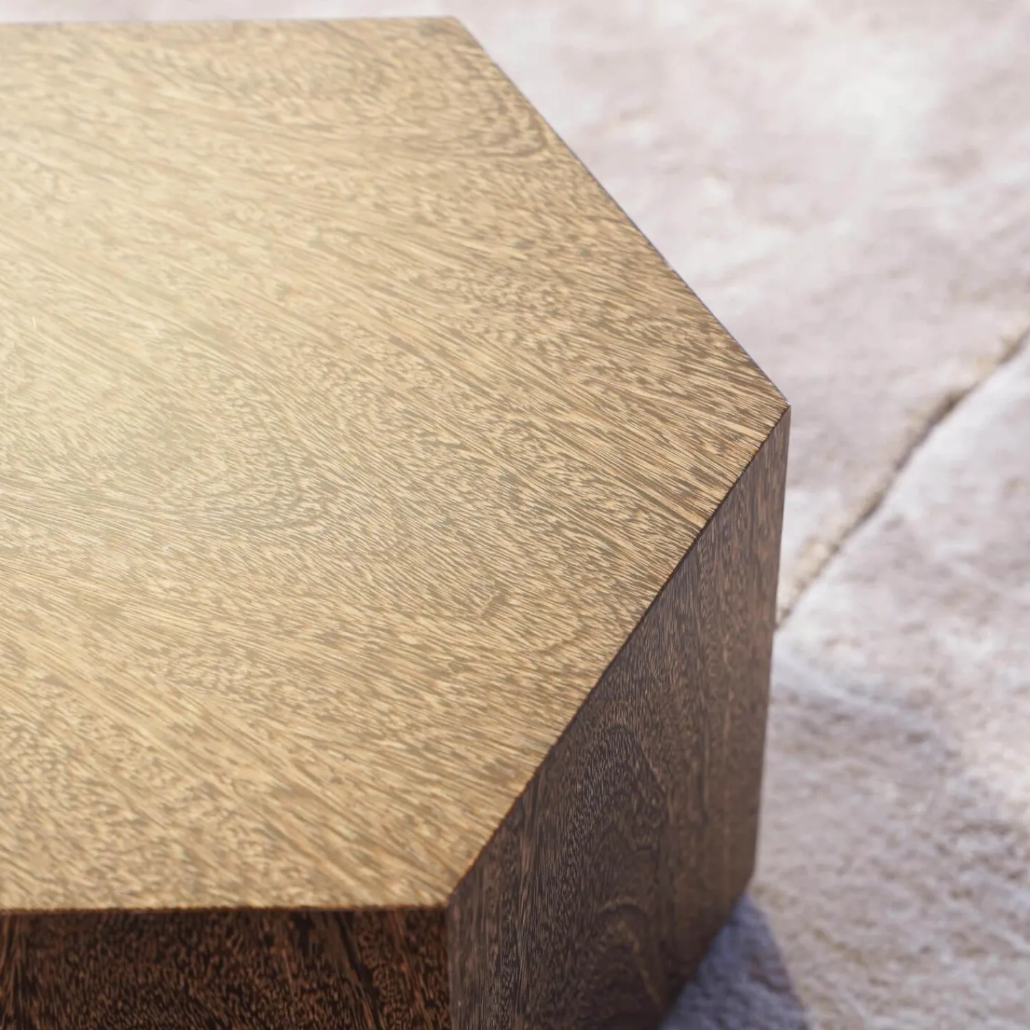 Minotti Beistelltische|Beistelltisch Aeron Sechseckig Nerzfarbig Getöntes Sucupira Furnier Höhe 23cm