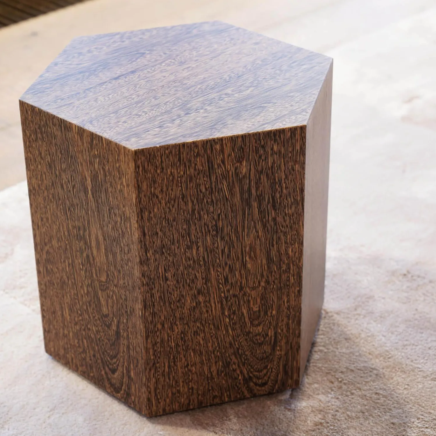 Minotti Beistelltische|Beistelltisch Aeron Sechseckig Nerzfarbig Getöntes Sucupira Furnier Höhe 34cm