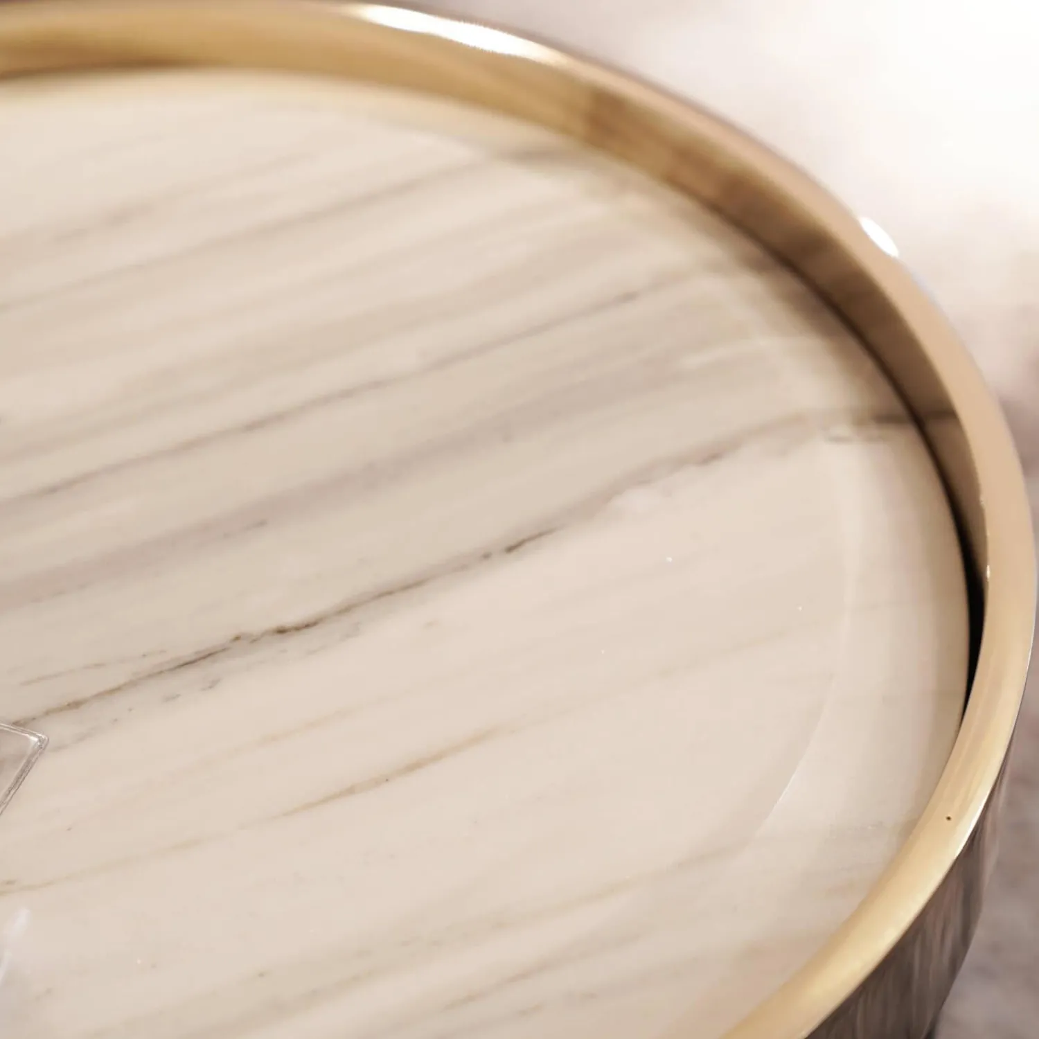 Minotti Beistelltische|Beistelltisch Bailly Platte Aus Zebrino Marmor Oberseite Hellgold Umrandet
