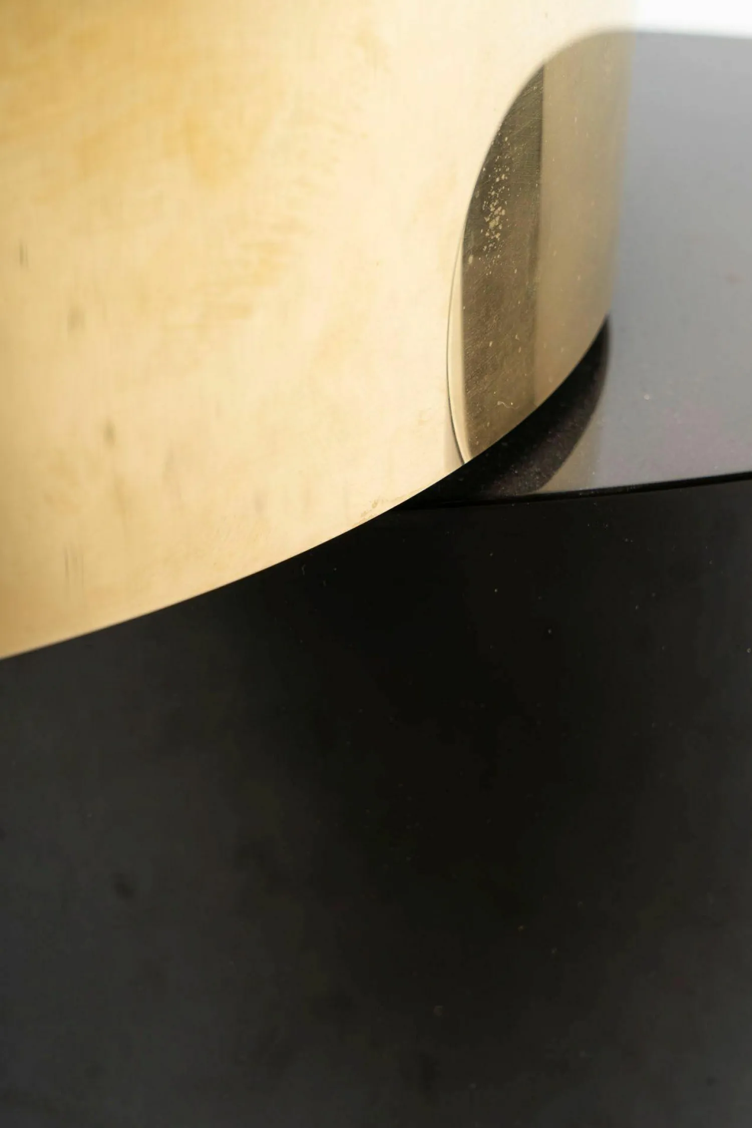 Minotti Beistelltische|Beistelltisch Benson Platten Aus MDF Obere Platte Rund Metall Mit Gold-Finish Untere Platte Ellipsenförmig Mokkafarbig Braun