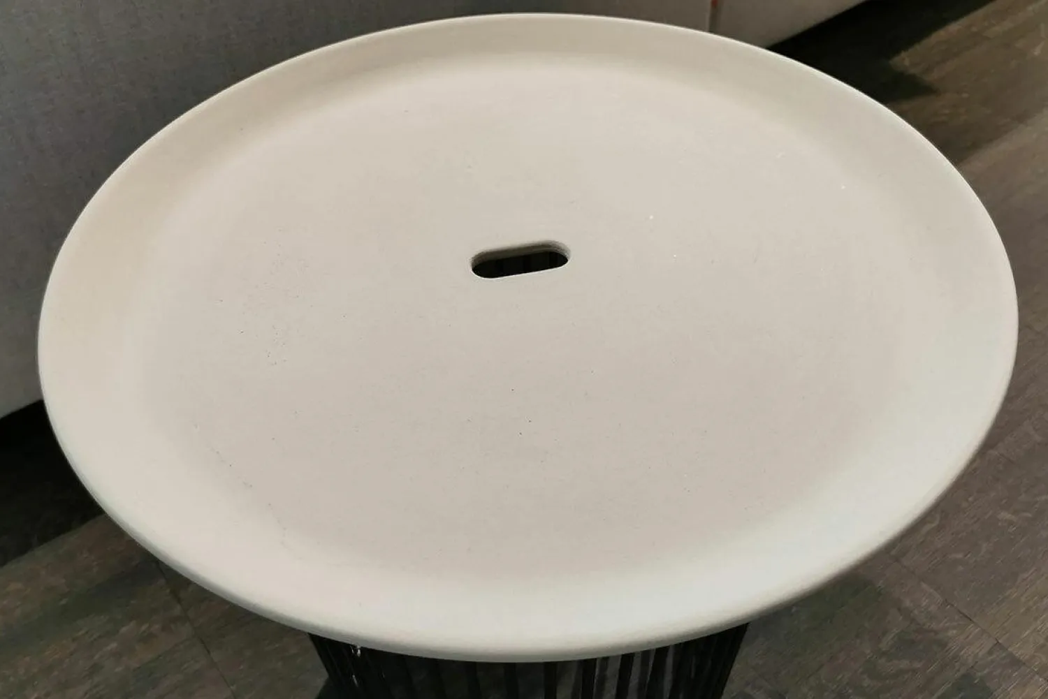 Flexform Beistelltische|Beistelltisch Berry Platte Keramik Hafer Grau Gestell Schwarzchrom