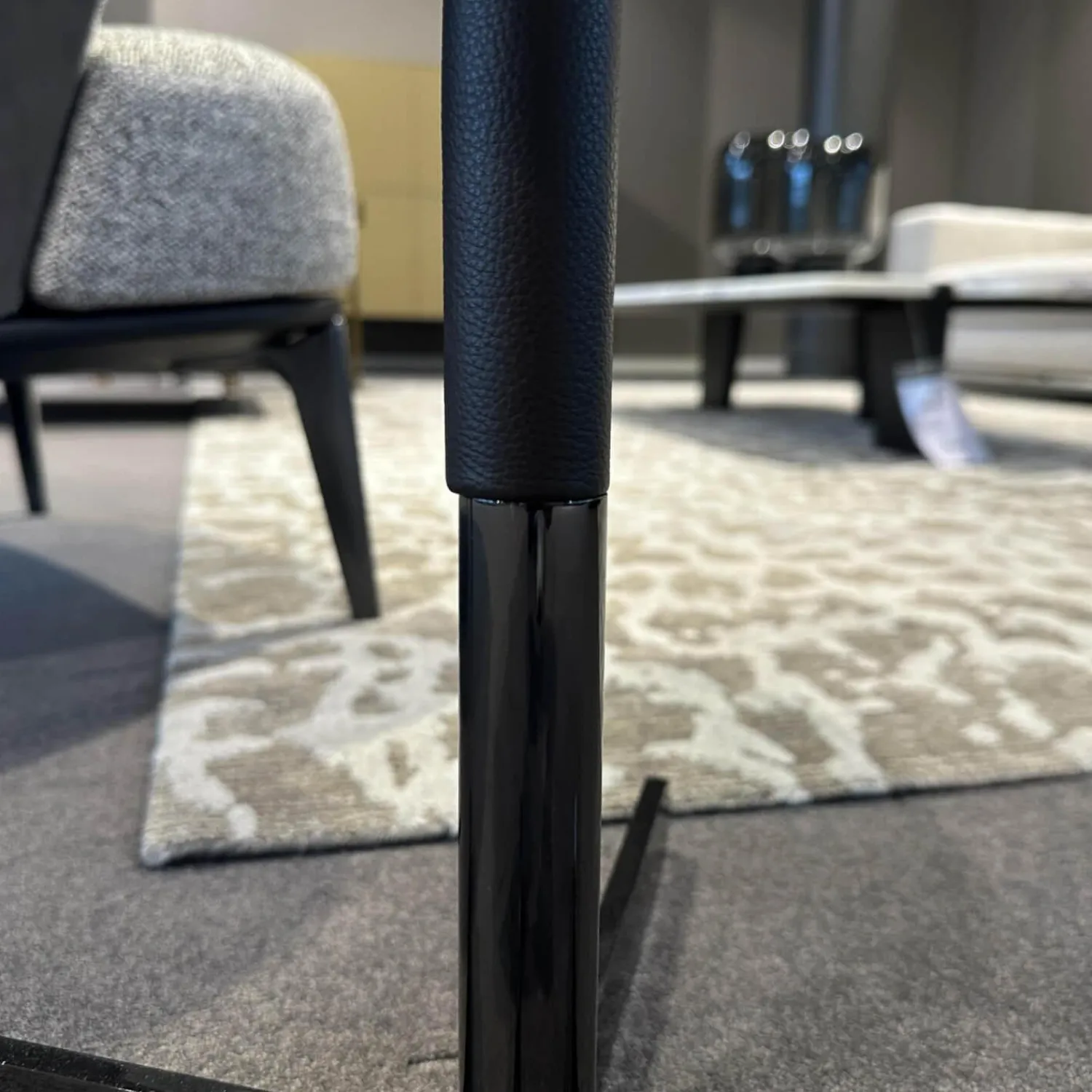 Poltrona Frau Beistelltische|Beistelltisch Bob Platte Leder SC 80-Bruno Havana Caffe Schwarz Gestell Stahl Nickelbrüniert Schwarz