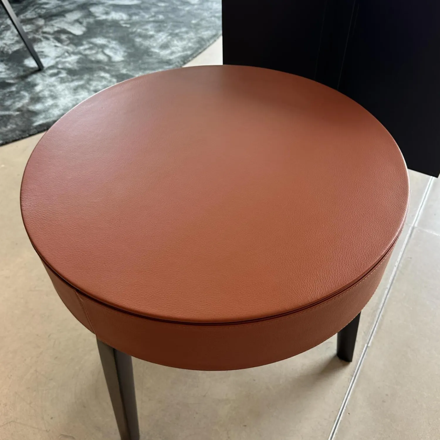 Poltrona Frau Beistelltische|Beistelltisch Fiorile Platte Leder SC 75 Cognac Braun Gestell Esche Wengefarbig 32 Schwarz Gebeizt Und Lackiert Mit Schublade Ahornholz 65