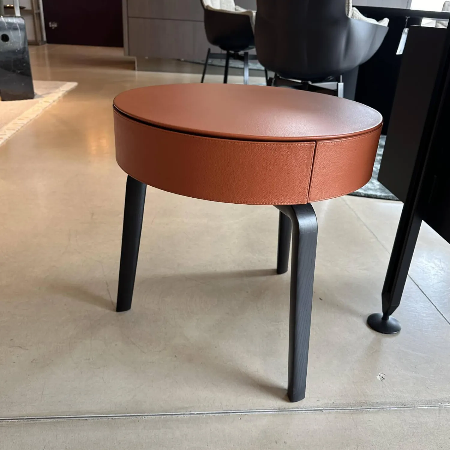 Poltrona Frau Beistelltische|Beistelltisch Fiorile Platte Leder SC 75 Cognac Braun Gestell Esche Wengefarbig 32 Schwarz Gebeizt Und Lackiert Mit Schublade Ahornholz 65